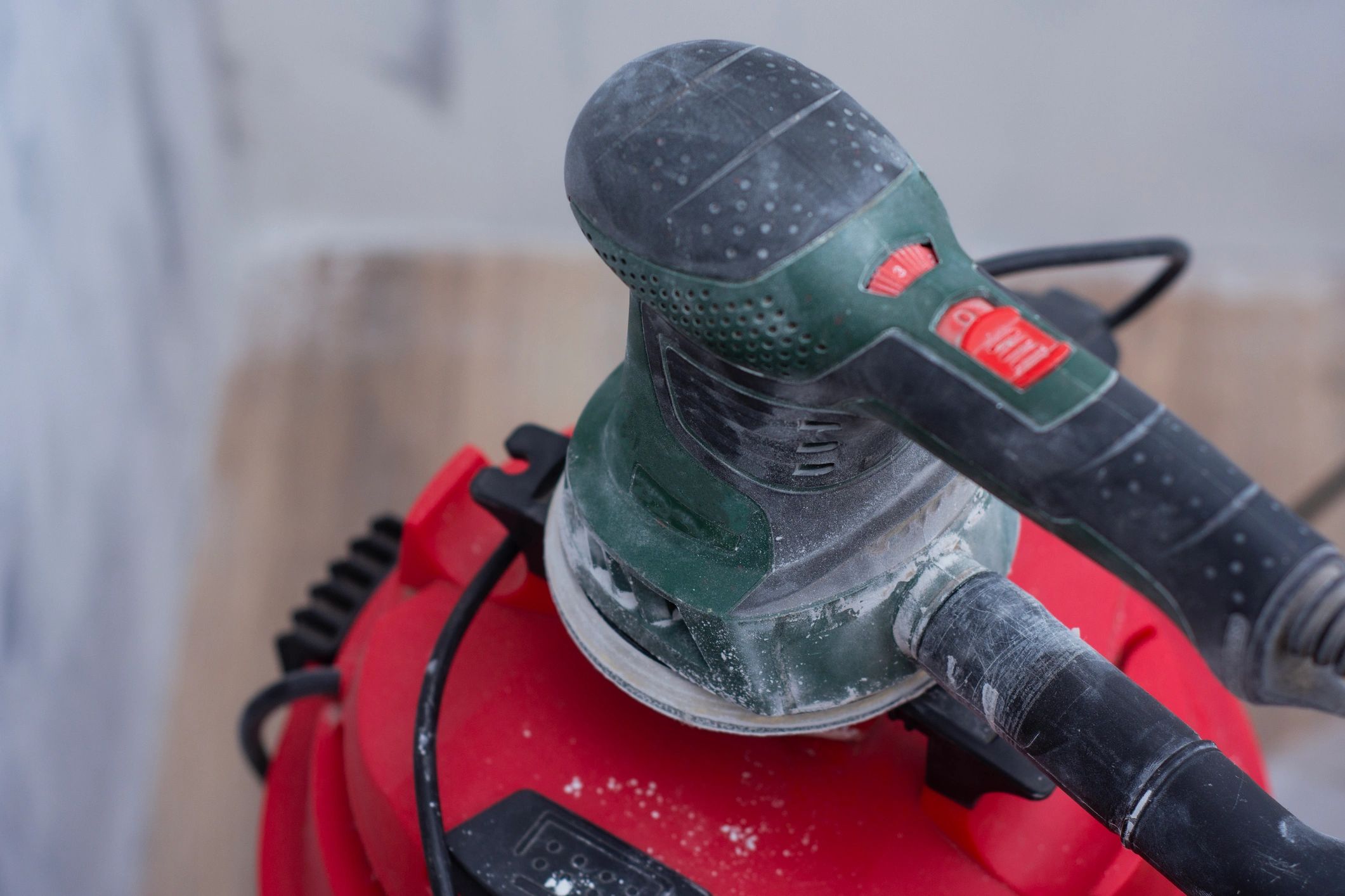 Wall sanding during paint preparation with dust extraction